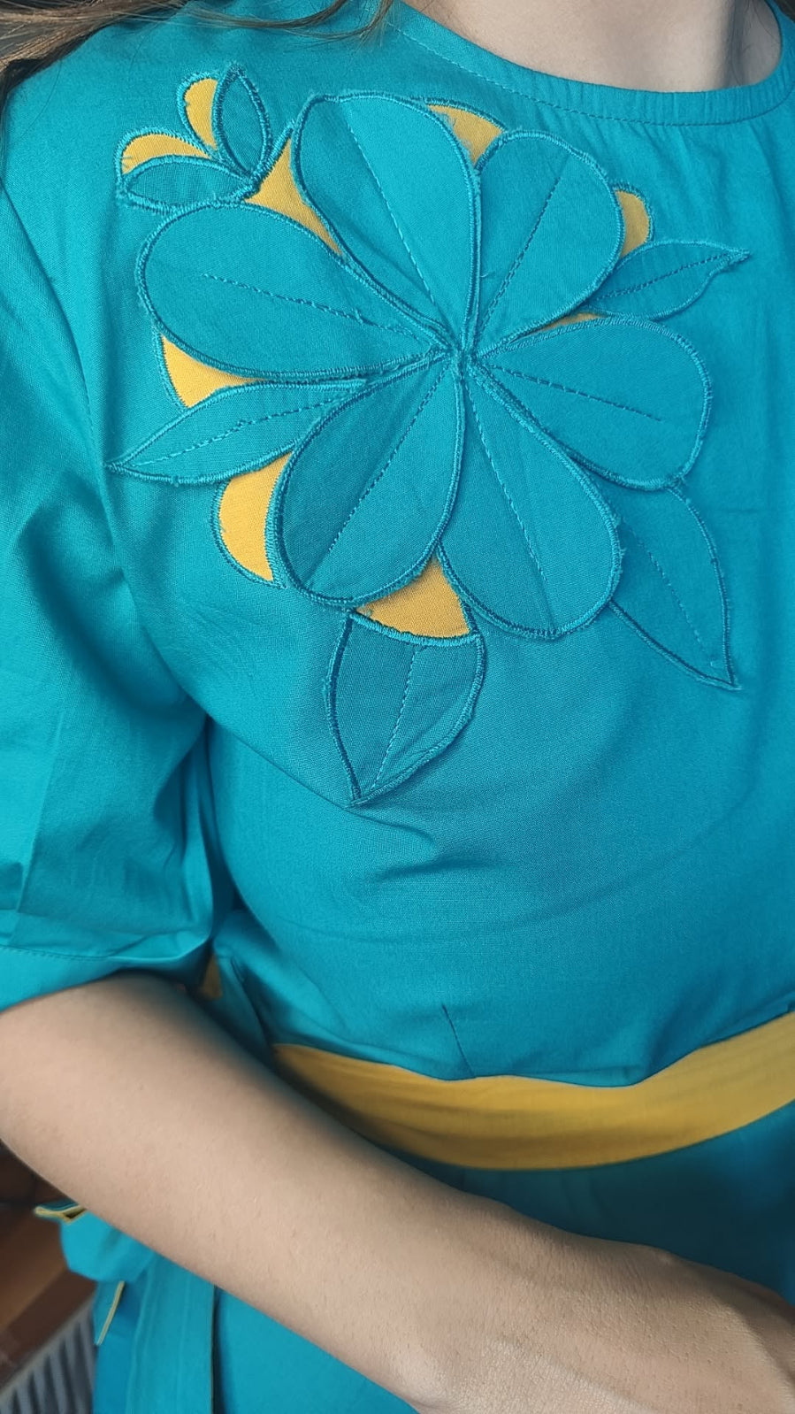 MIDDI DRESS WITH 3D HIGHLIGHTED FLOWER