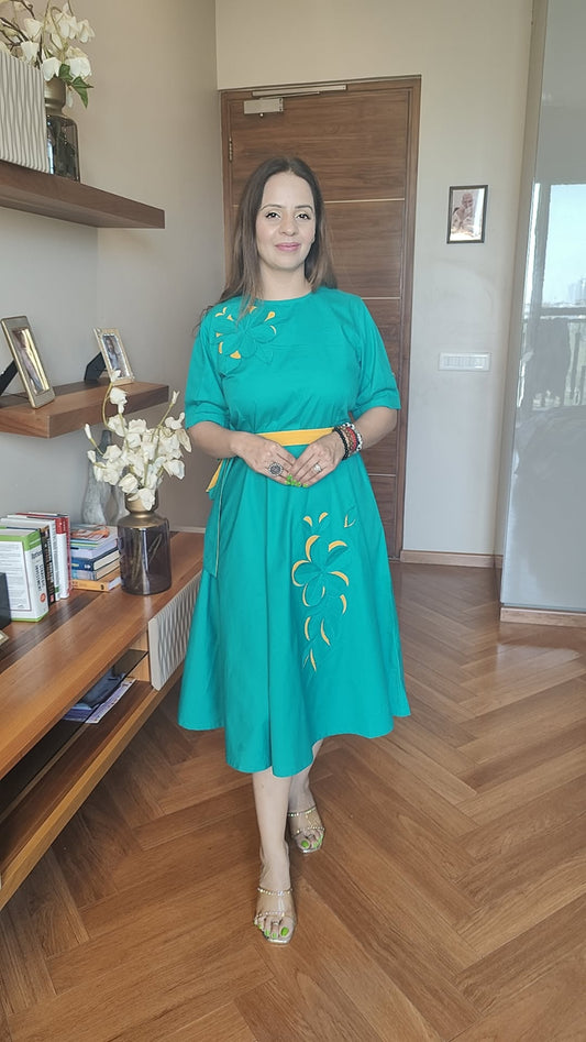 MIDDI DRESS WITH 3D HIGHLIGHTED FLOWER